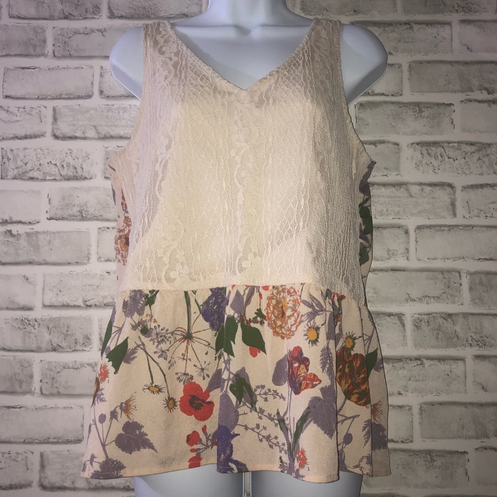 🦋Bar lll Floral and Lace Contrast Top